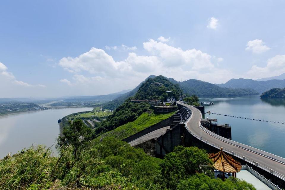 石門水庫一年四季景致多變，孕育豐富自然景觀與生態。圖/桃園觀光導覽網