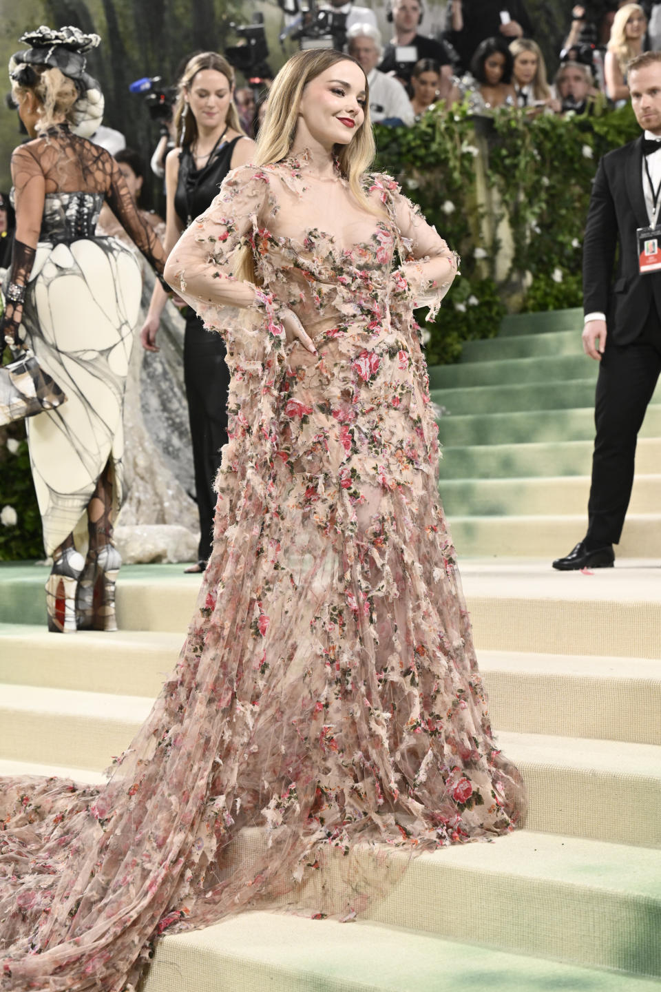 Dove Cameron llega a la gala benéfica del Instituto del Vestido del Museo Metropolitano de Arte para celebrar la inauguración de la exposición "Sleeping Beauties: Reawakening Fashion" el lunes 6 de mayo de 2024, en Nueva York. (Foto Evan Agostini/Invision/AP)