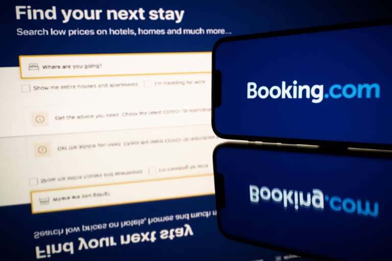 La página web y el logotipo de la plataforma de reservas de hotel Booking.com, fotografiados en la ciudad francesa de Toulouse el 25 de enero de 2023 (Lionel Bonaventure)