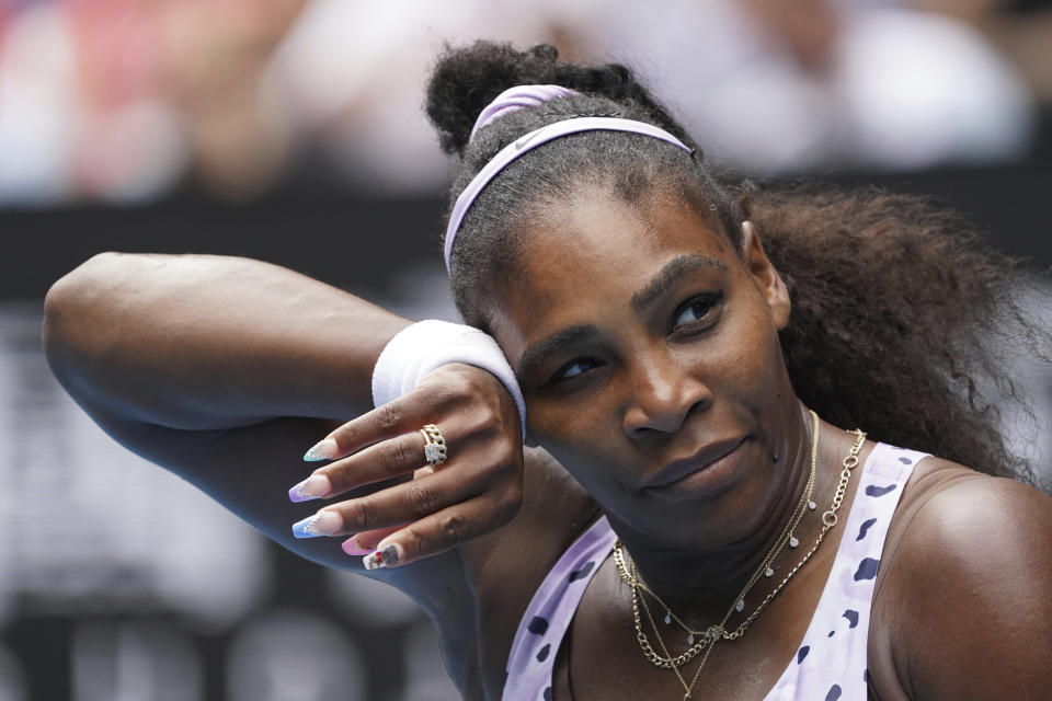 La estadounidense Serena Williams se seca el sudor del rostro durante su partido de la tercera ronda del Abierto de Australia frente a la china Wang Qiang, el viernes 24 de enero de 2020, en Melbourne (AP Foto/Lee Jin-man)