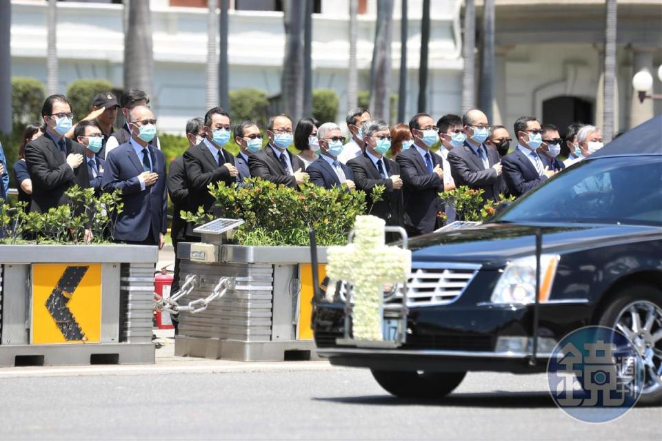 總統府副祕書長劉建忻（前排左起）、祕書長李大維、國安會祕書長顧立雄等人在總統府前列隊向前總統李登輝車隊致敬。