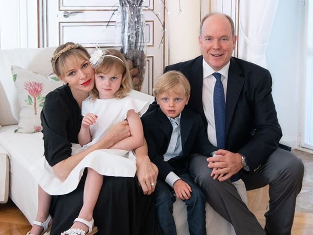 Fürst Albert II. von Monaco und Fürstin Charlène posieren mit ihren Zwillingen, Jacques und Gabriella, für das Familienfoto (Bild: Palais Princier de Monaco)