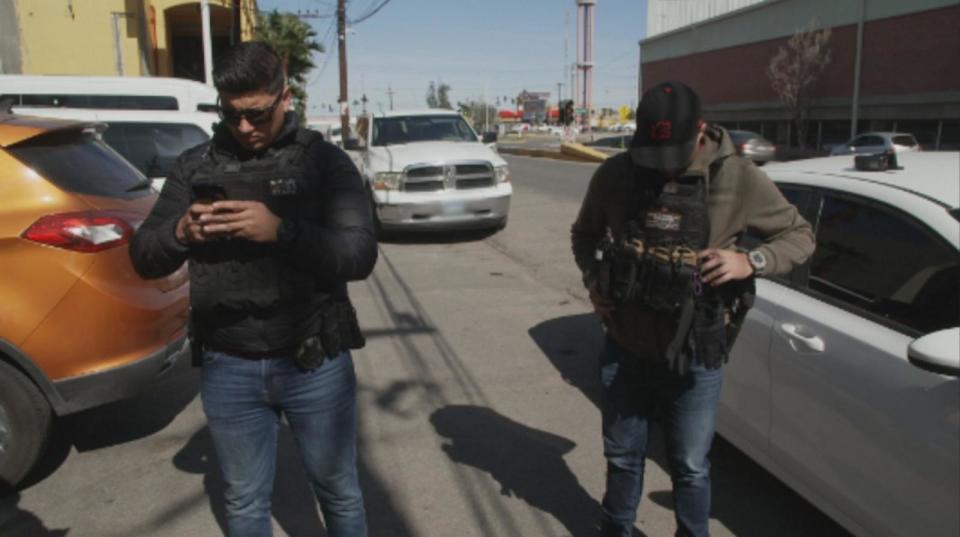 PHOTO: Members of the Baja California state police's International Liaison Unit investigate a possible fugitive. (ABC News)