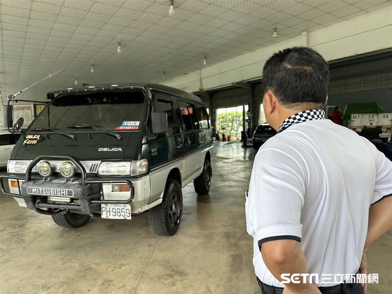 將修復好的車交還給郭先生前，老闆陳永聰還事先多次檢查、整理過。（圖／記者張雅筑攝）