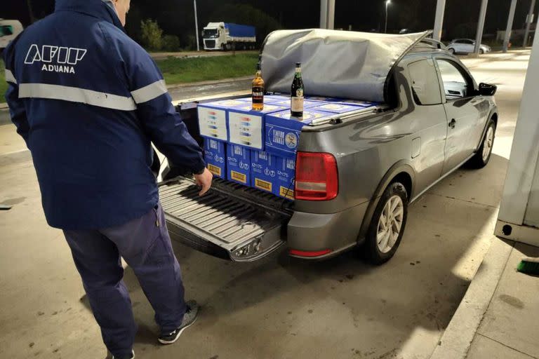 AFIP secuestró centenares de botellas de fernet y whisky sin declarar que un ciudadano uruguayo pretendía pasar por la frontera (Foto: AFIP)