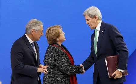 U.S. Secretary of State John Kerry (R) shake hands with Chile's President Michelle Bachelet next to Chile's Foreign Minister Heraldo Munoz (L) during the "Our Ocean" conference at the Hotel Sheraton Miramar in Vina del Mar city, October 5, 2015. REUTERS/Rodrigo Garrido