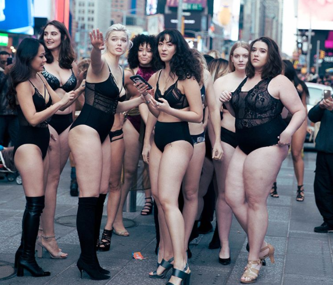 Models liefen fast nackt über den Times Square, um für ein positives Körperbild zu werben