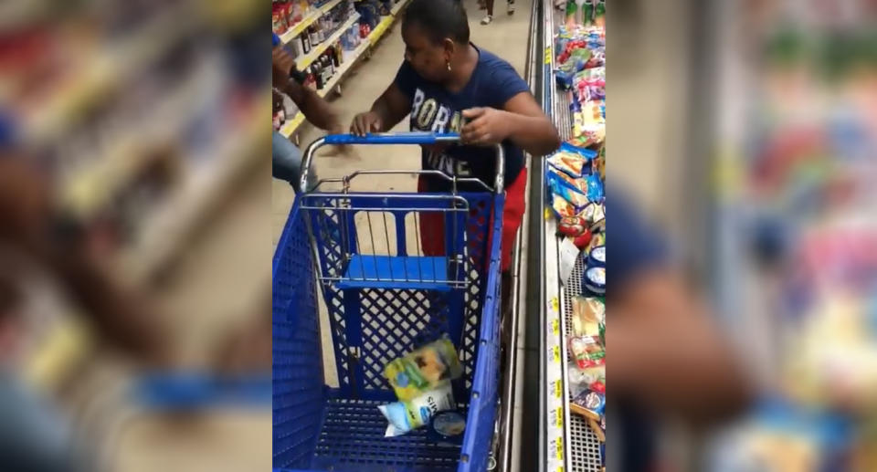 La ganadora del concurso “Minuto Millonario” de un supermercado en Colombia no puede tomar productos gratis ya que los nervios le juegan una mala pasada. Captura de pantalla del video de Facebook del Supermercado Asturias.