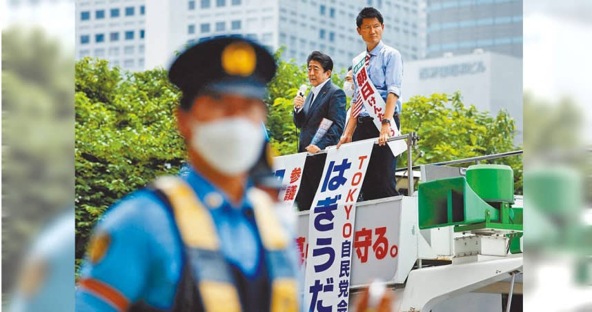 日本參議院10日改選，前首相安倍遇刺身亡後，有分析指出，主張修改日本和平憲法條文的議員，會有更多在改選中勝出。圖為安倍日前在東京助選。（路透）