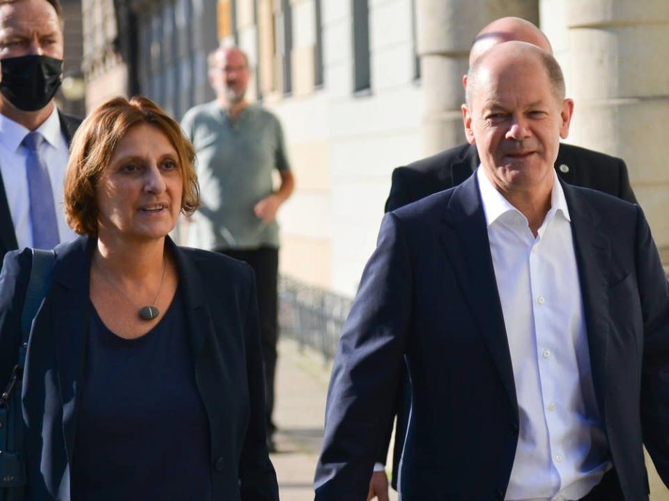 Olaf Scholz und seine Frau Britta Ernst auf dem Weg zu einem Wahllokal in Potsdam. (Bild: imago/SNA)