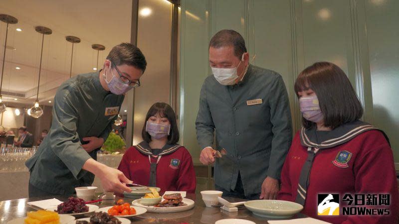 ▲侯友宜今日體驗擔任餐飲服務生，學習口布摺巾及餐飲服務等技巧；認為不要看簡單的泡茶、餐飲的介紹及服務的順序，那都是要訓練有素。（圖／記者陳志仁攝，2021.04.12）