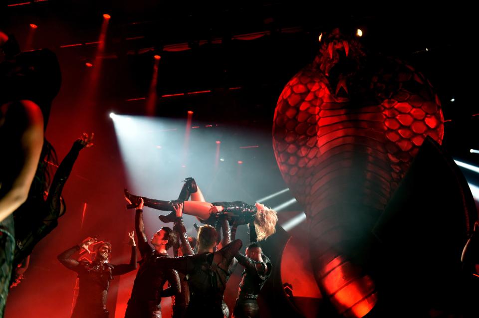 <h1 class="title">Taylor Swift's Snake "Karyn" Stole the Show at the AMAs 1</h1> <cite class="credit">John Shearer/AMA2018/Getty Images</cite>