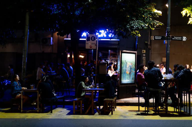 Según se conoció en el Boletín Oficial, "mientras estén abiertos (entre las 6 y las 19 horas), los bares y restaurantes deberán atender a sus clientes en espacios habilitados al aire libre”. FOTOS: TOMAS CUESTA