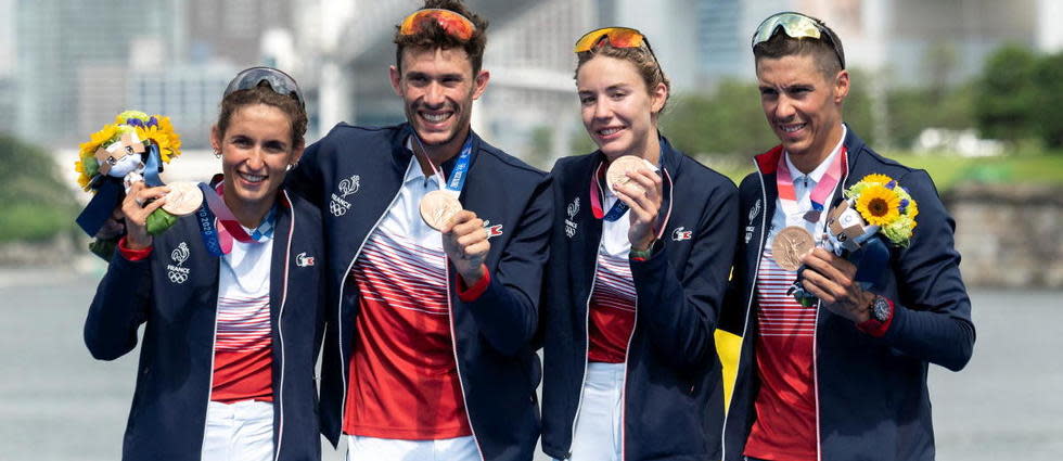 Les triathlètes français Léonie Périault, Dorian Connix, Cassandre Beaugrand et Vincent Luis décrochent une médaille historique pour leur discipline.
