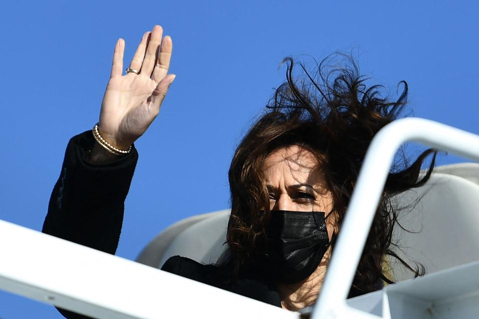 US Vice President Kamala Harris arrives at Andrews Air Force Base in Maryland before tavelling to Columbus, Ohio on November 19, 2021. - Harris held presidential powers for a total of one hour and 25 minutes while President Joe Biden was under anesthetic, the White House said Friday (Photo by Brendan Smialowski / AFP) (Photo by BRENDAN SMIALOWSKI/AFP via Getty Images) ORG XMIT: 0 ORIG FILE ID: AFP_9RY9XN.jpg