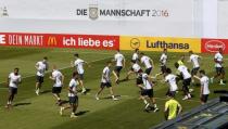 Foto del miércoles del plantel de Alemania en el entrenamiento en Ascona, Suiza. Mayo 25, 2016. REUTERS/Arnd Wiegmann