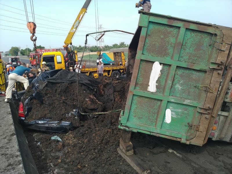 ▲國道中山高速公路路竹段砂石車撞轎車翻覆， 廢土掩埋轎車女乘客送醫不治。(圖／記者郭凱杰翻攝)