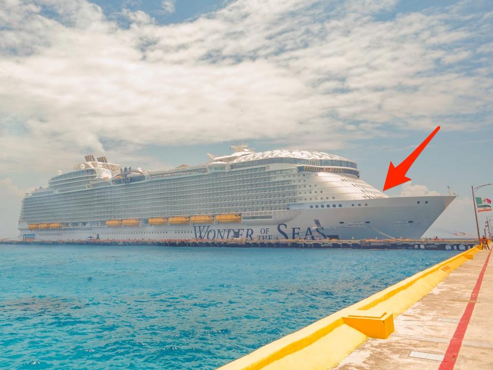 An arrow points to the front of the Wonder of the Seas.