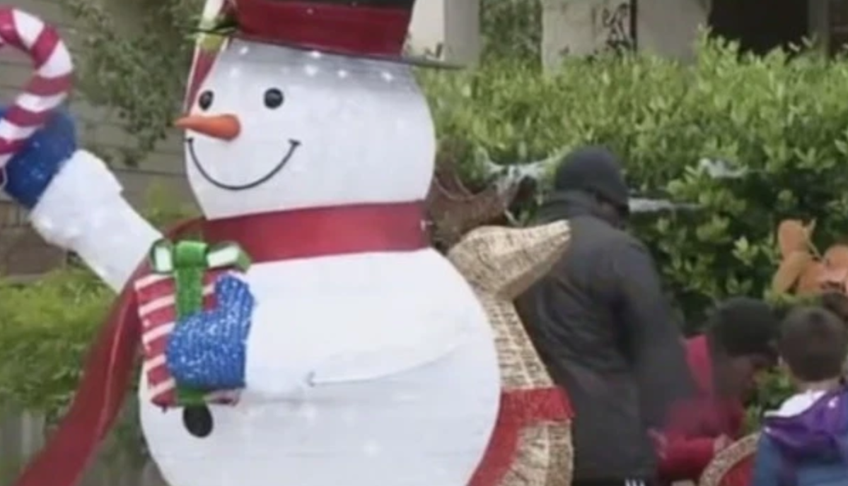 Family fights back after being told to take down Christmas decorations