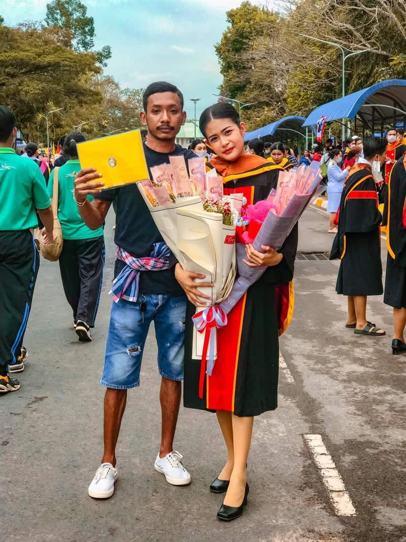 The woman thanked her brother for allowing her to take time off from school to share the family income, so she gave a big gift to express her gratitude.  (Image / Taken from Elephant Facebook, Chiang Mai, Thailand)