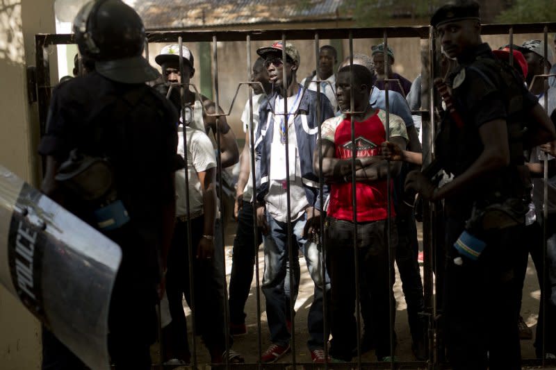甘比亞總統賈梅被控濫捕、凌虐異議人士。圖為參與4月份和平示威被逮捕的甘比亞民眾。（美聯社）