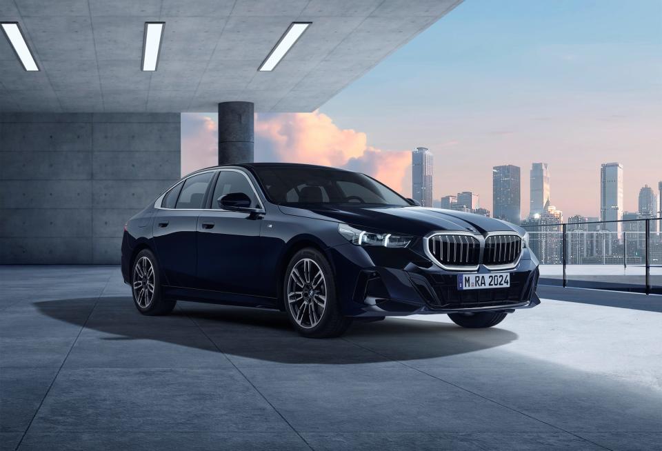 為滿足更多消費者期待，全新G60世代BMW 5系列純電動力車型重磅上市後，BMW總代理汎德更以最快的速度為台灣消費者獻上全新世代BMW 520i M Sport，建議售價為新台幣296萬元，提供消費者更完整且產品力強勁的車型選擇，感受世上最成功中大型豪華商務房車的無比魅力。(圖片提供：汎德)