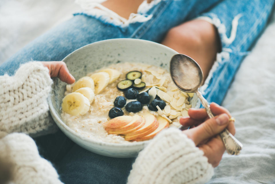 Von Omas Haferschleim über das trendige Porridge zum aktuellen Granola: Haferflocken haben sich gemacht (Bild Getty)