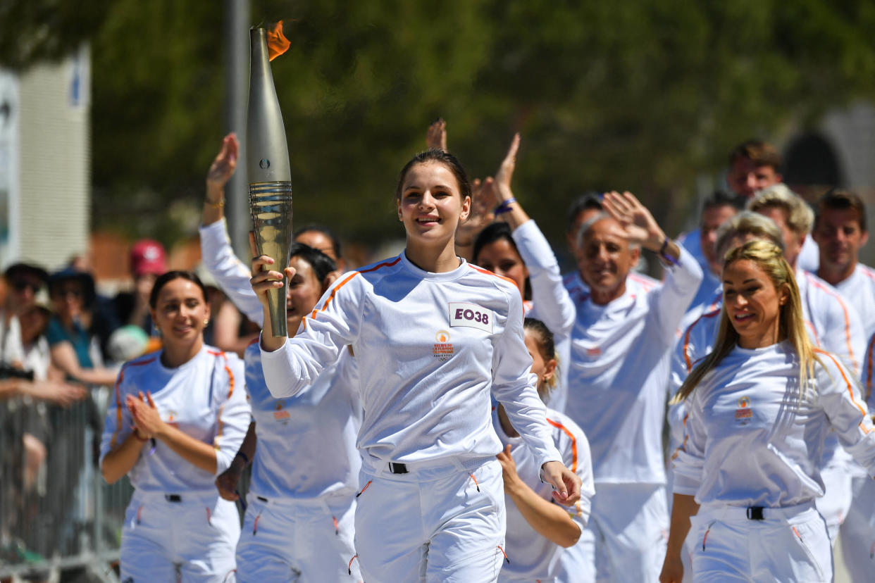 La gymnaste ukrainienne Maria Vysochanska était la capitaine du relais Europe-Ukraine en cette deuxième journée de la flamme olympique à Marseille.