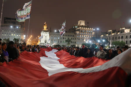 Demonstrators attend a protest to support Peru's President Martin Vizcarra after he asked the Congress for a new vote of confidence in his Cabinet in Lima, Peru September 18, 2018. REUTERS/Guadalupe Pardo