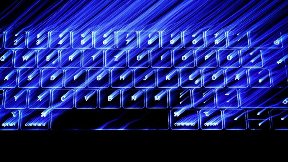 Die beleuchtete Tastatur eines Macbooks. Laut Merkel soll ein Online-Zugangsgesetz jedem Bürger eine digitale Identität geben.