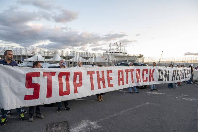 Defensores de derechos humanos protestaron en el puerto de Sicilia ante la negativa del gobierno de Meloni