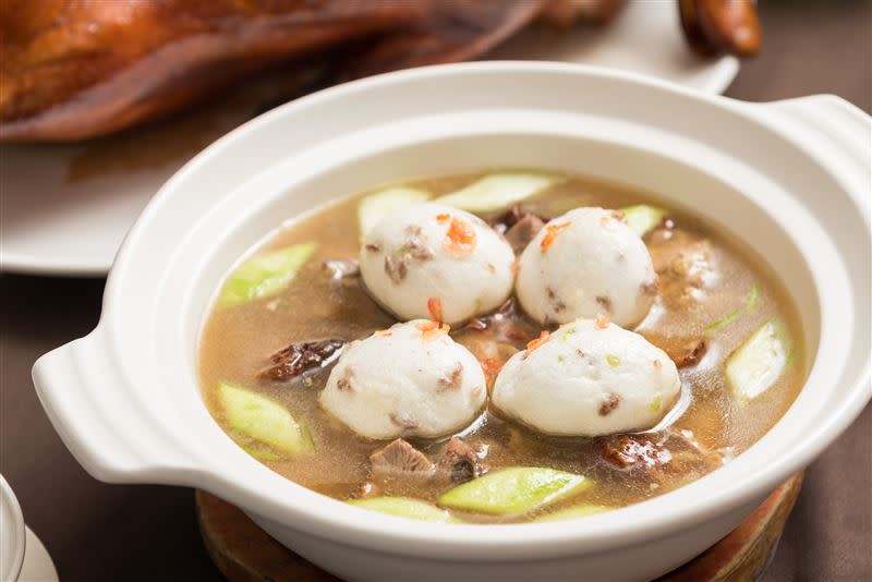 吸睛力十足的「棉花鴨骨湯泡飯」。（圖／業者提供）