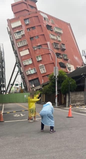 女子開心合影，一旁友人還彎腰喬角度。（圖／翻攝自花蓮同鄉會）