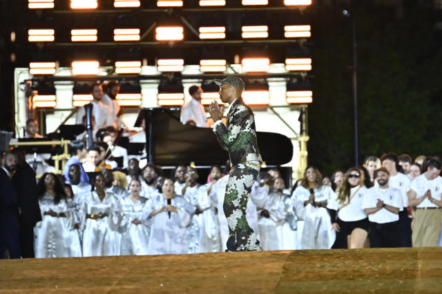 Stars Attend The Louis Vuitton Fashion Show – BeautifulBallad