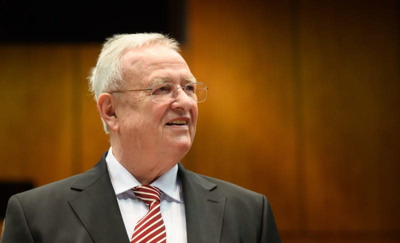 Former Volkswagen AG CEO Martin Winterkorn stands in the town hall in Braunschweig. Shortly before the start of the criminal trial of former Volkswagen CEO Martin Winterkorn, the health of the former CEO of the German car giant has deteriorated again. Julian Stratenschulte/dpa