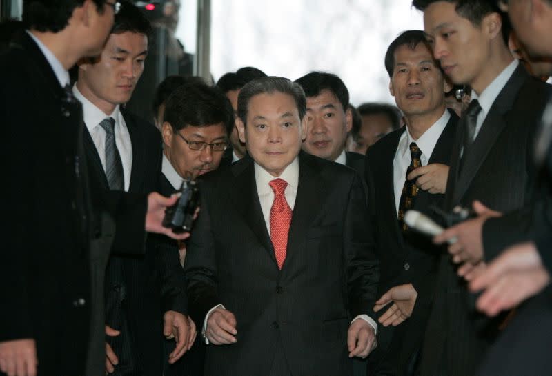 FOTO DE ARCHIVO: El presidente del Grupo Samsung, Lee Kun-hee (al centro), llega a la oficina principal de la Federación de Industrias Coreanas, el mayor grupo de presión empresarial del país, para reunirse con el presidente electo Lee Myung-bak y otros empresarios en Seúl.