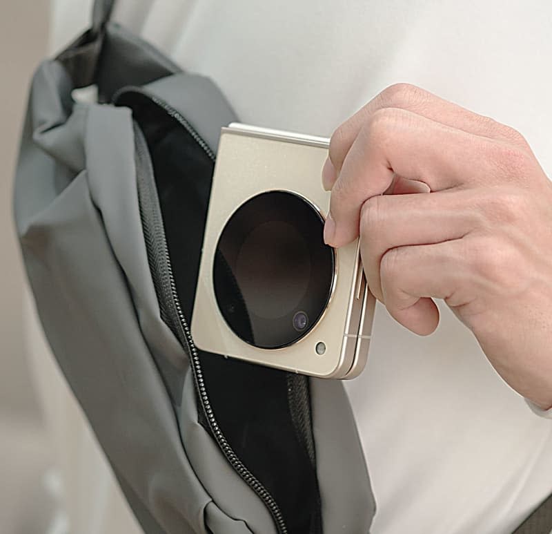 The Nubia Flip fits into even the smallest pocket when folded up. Nubia/dpa
