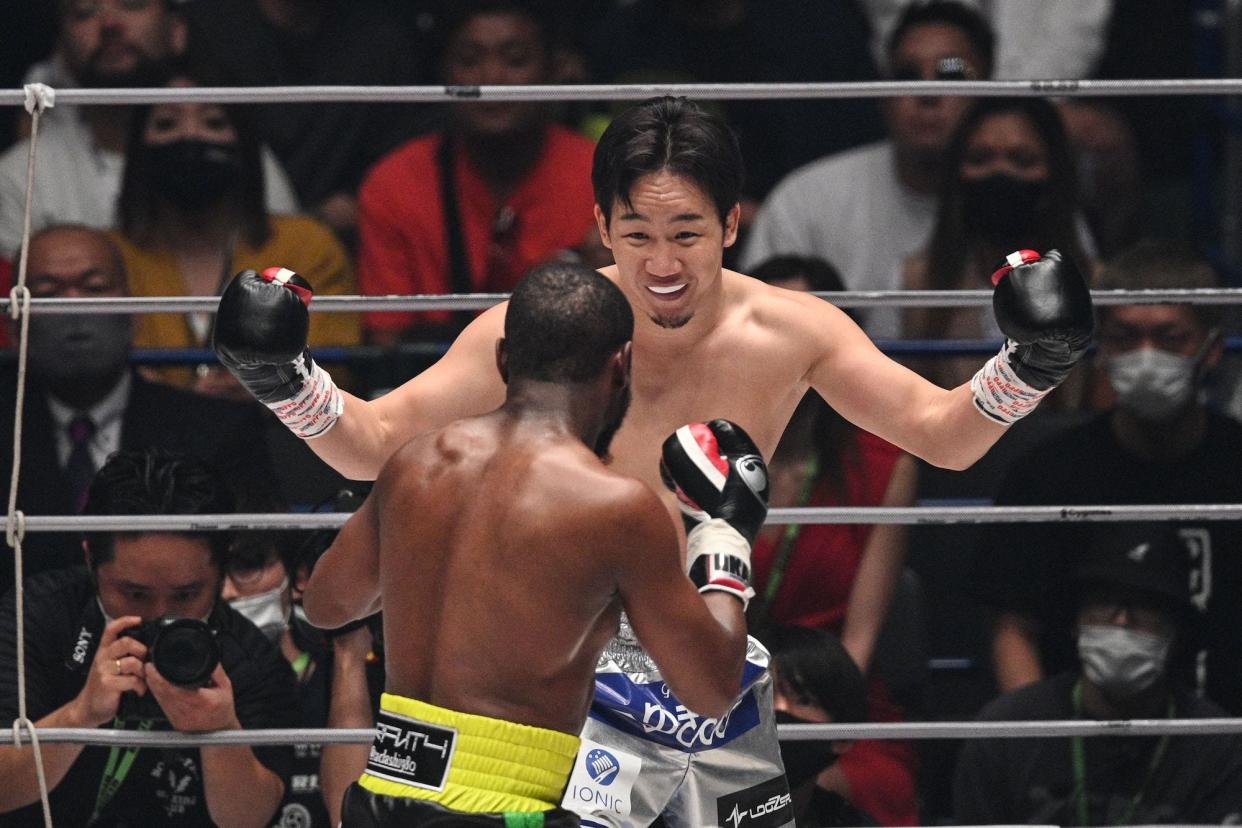 Mikuru Asakura landed a solid punch on Floyd Mayweather.