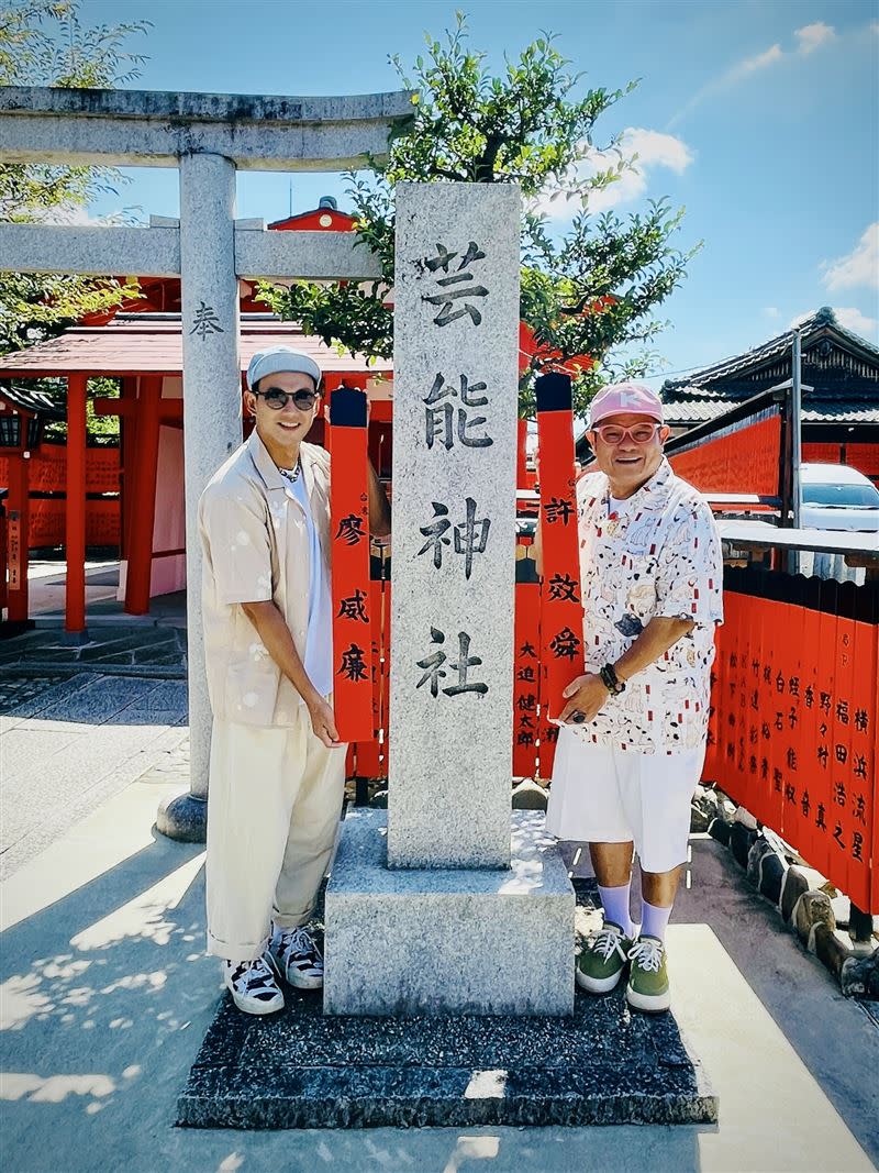 威廉（左）跟許效舜來到眾星雲集的藝能神社。（圖／東森提供）