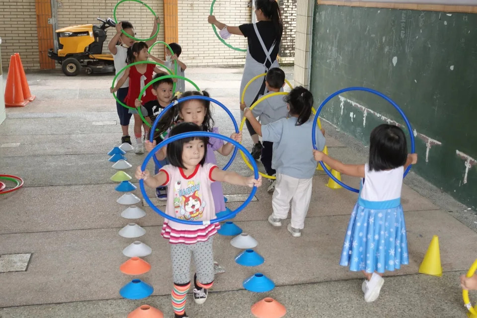 新北市政府教育局在去年發行了《幼兒園大肌肉活動課程調整資源手冊》