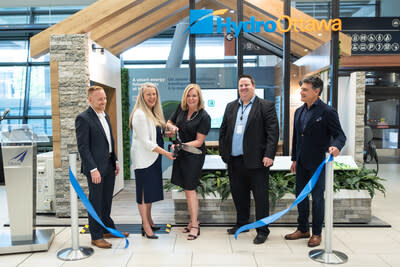 From left to right: Trevor Freeman, Hydro Ottawa, Julie Lupinacci, Hydro Ottawa, Krista Kealey, Ottawa International Airport Authority, Jim Pegg, Envari Energy Solutions, Joseph Muglia, Hydro Ottawa (CNW Group/Hydro Ottawa)