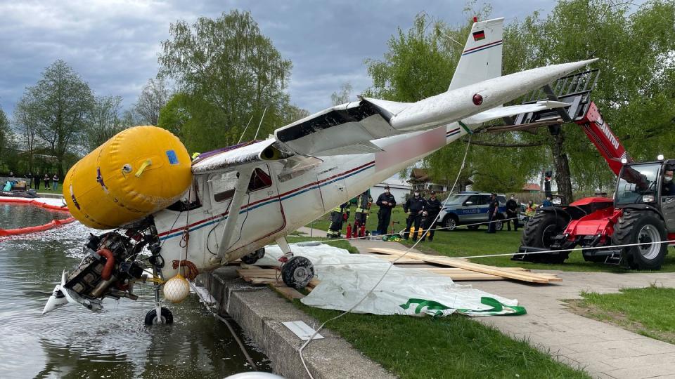 Das abgestürzte Kleinflugzeug wird aus dem Öschlesee gezogen.