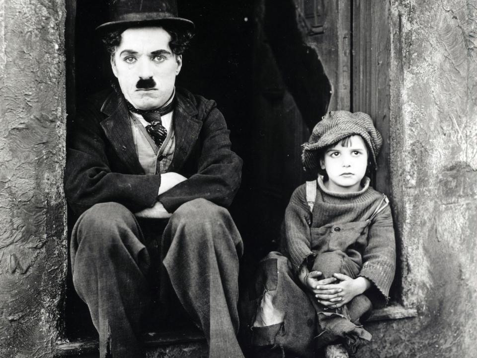 Aber zurück zu Chaplins filmischer Karriere: Nach mehr als 70 Kurzfilmen, für die er vor und oft auch hinter der Kamera stand, drehte Chaplin seinen ersten Langfilm: "The Kid", in Deutschland auch unter dem Titel "Der Vagabund und das Kind" genannt. Chaplins vielleicht schönster Film feierte vor 100 Jahren, am 21. Januar 1921, in New York Premiere. (Bild: Studiocanal)