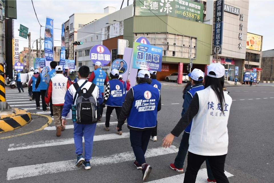 國民黨2日發動全台總動員街口拜票行動，邱鎮軍競選總部志工一同在頭份市國1交流道旁拜票。（謝明俊攝）