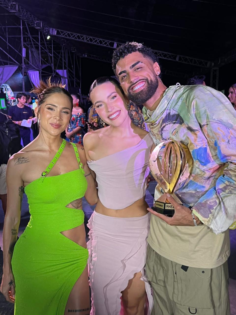 <p>El premiado artista urbano posó junto a su guapa esposa vestida con un conjunto palo de rosa, al lado de Greeicy quien se cambió de look para presumir su cuerpazo con este modelo verde neón.</p>