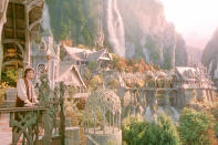 <p>Hier wurde mal ganz realistisch kalkuliert: Eine Gruppe britischer Architekten hatte 2015 die Idee, die mythische “Herr der Ringe”-Stadt Minas Tirith nachzubauen. Sie wollten dafür umgerechnet 2,1 Milliarden Euro per Crowdfunding eintreiben. Die Begeisterung der Tolkien-Fans ließ zu wünschen übrig. Bei der Kampagne kamen lediglich 99.000 Euro zusammen – immerhin. (Bild: Moviestore Collection/REX/Shutterstock) </p>