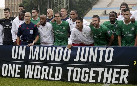 Players from Cuba's national team and New York Cosmos team (in green jersey) pose for a picture before an exhibition match in Havana June 2, 2015. REUTERS/Enrique de la Osa