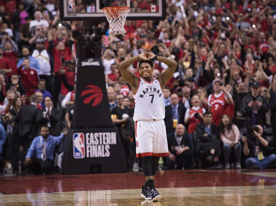 El base Kyle Lowry, de los Raptors de Toronto, festeja en la cancha durante los segundos finales del sexto partido de la final de la Conferencia Este de la NBA ante los Bucks de Milwaukee, el sábado 25 de mayo de 2019, en Toronto. (Nathan Denette/The Canadian Press vía AP)