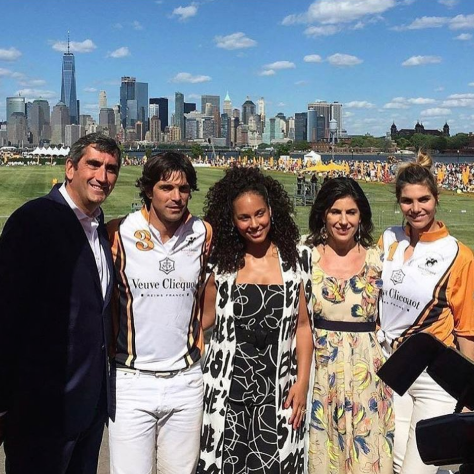 <p>Además de la supuesta presencia de Kidman, en el evento también estuvieron el polista argentino, Nacho Figueras, y su mujer, la modelo Delfina Blaquier, quienes dieron una exhibición de polo en el lugar. Después del partido, la pareja posó junto a la cantante Alicia Keys. <em>– Foto: <a rel="nofollow noopener" href="https://www.instagram.com/nachofigueras/" target="_blank" data-ylk="slk:Instagram/nachofigueras/;elm:context_link;itc:0;sec:content-canvas" class="link ">Instagram/nachofigueras/</a></em> </p>