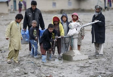 Children drink water from a public water pump on the outskirts of Kabul, Afghanistan March 4, 2016. REUTERS/Omar Sobhani